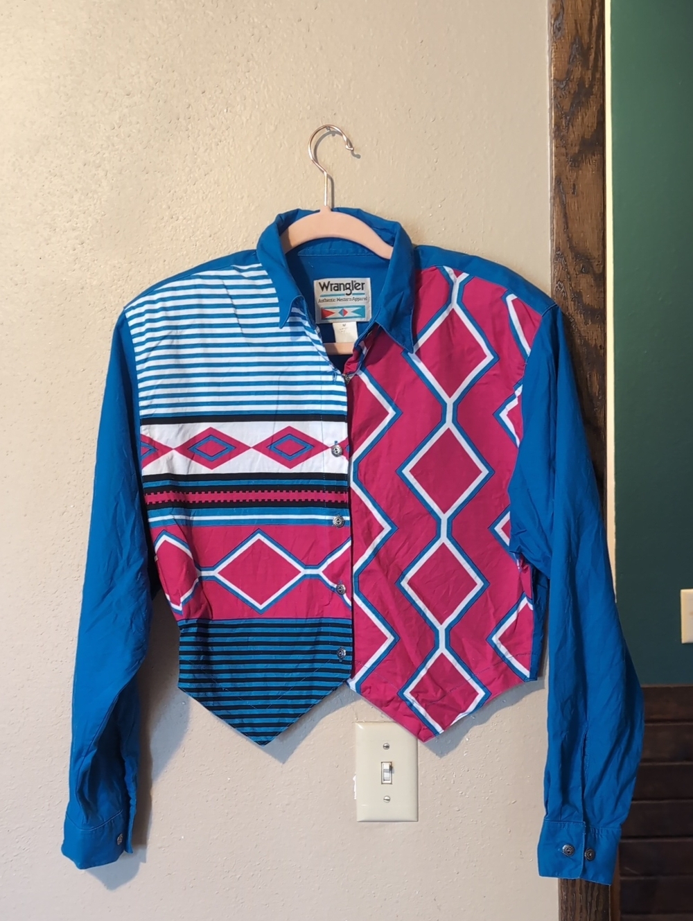 Wrangler Cropped Blue & Magenta Geometric Western Shirt - Picture 2 of 6